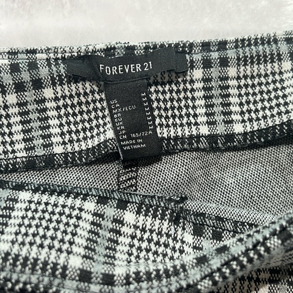 Forever 21 Size Medium Stretch Pull-on Skinny Pants. Plaid Black, gray, white - Picture 2 of 8